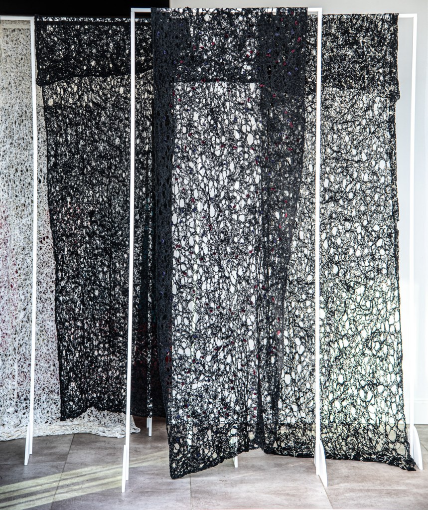 Florence Régnier, A Blackbird, installation textile Néphilart®, 2025