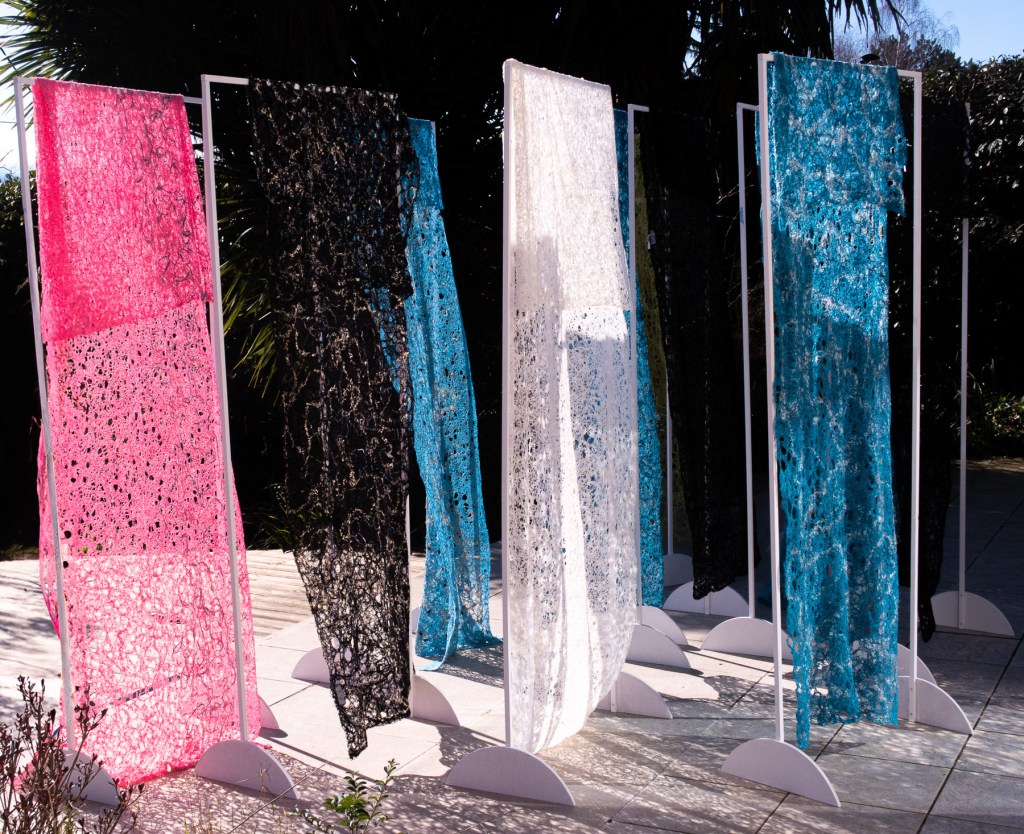 Florence Régnier, Sans Titre, installation textile Néphilart®, 2025