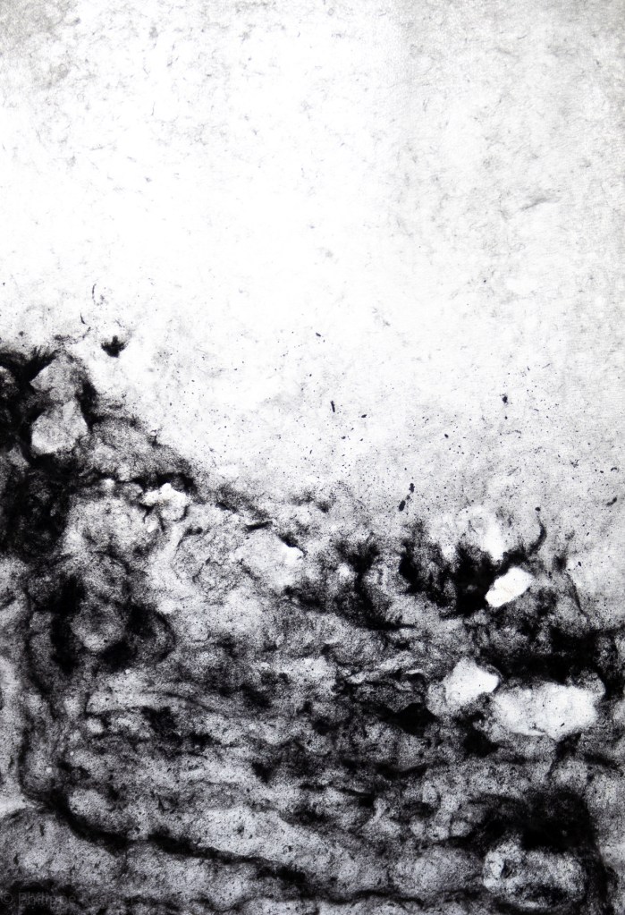Florence Régnier, Rock bottom, œuvre en papier réalisée par l'artiste à partir de pulpe de kozo et de pigment naturel, 2024
