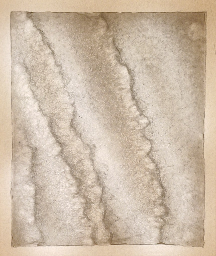Séléné, œuvre en papier de pulpe de kozo créée par l’artiste, présentée en caisson lumineux, 2024